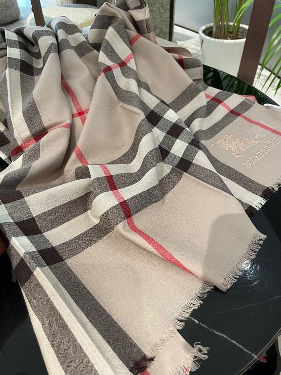 Burberry counter new   scarf shawl heavy to come. Counter inspection  burberry original single hall of fame royal newest models   counter in the sale of 16,000   manpower essential burberry single product. Each color is 