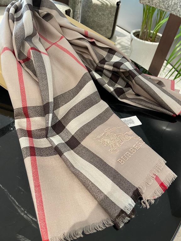 Burberry counter new   scarf shawl heavy to come. Counter inspection  burberry original single hall of fame royal newest models   counter in the sale of 16,000   manpower essential burberry single product. Each color is 