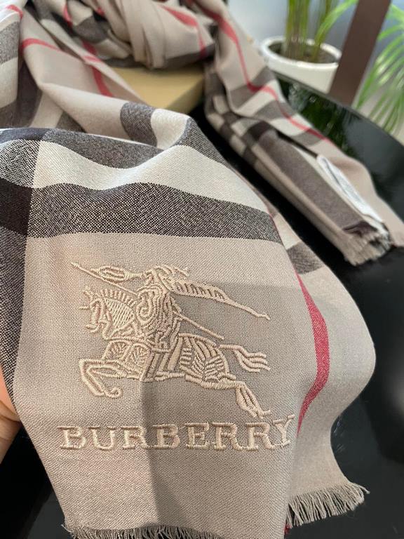 Burberry counter new   scarf shawl heavy to come. Counter inspection  burberry original single hall of fame royal newest models   counter in the sale of 16,000   manpower essential burberry single product. Each color is 