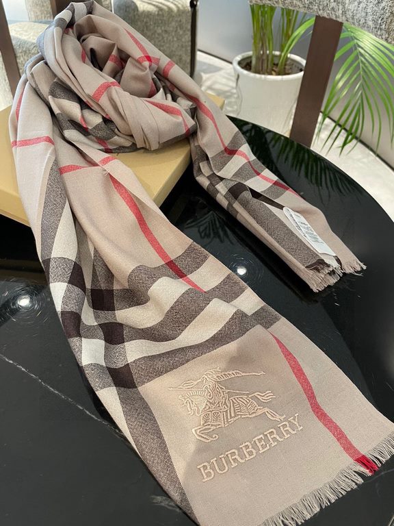 Burberry counter new   scarf shawl heavy to come. Counter inspection  burberry original single hall of fame royal newest models   counter in the sale of 16,000   manpower essential burberry single product. Each color is 