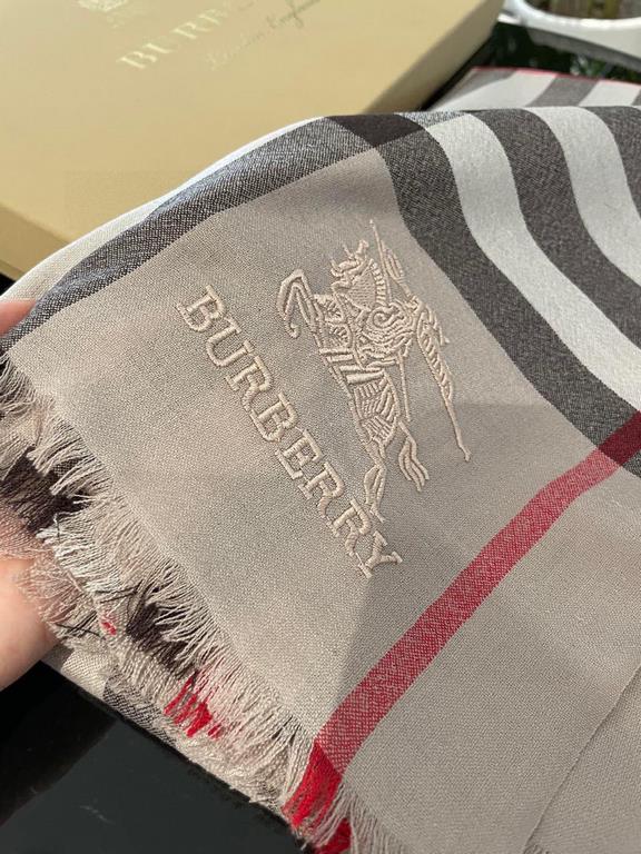 Burberry counter new   scarf shawl heavy to come. Counter inspection  burberry original single hall of fame royal newest models   counter in the sale of 16,000   manpower essential burberry single product. Each color is 