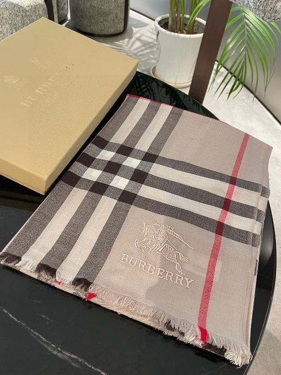 Burberry counter new   scarf shawl heavy to come. Counter inspection  burberry original single hall of fame royal newest models   counter in the sale of 16,000   manpower essential burberry single product. Each color is 