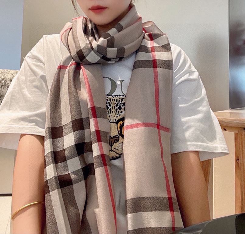 Burberry counter new   scarf shawl heavy to come. Counter inspection  burberry original single hall of fame royal newest models   counter in the sale of 16,000   manpower essential burberry single product. Each color is 