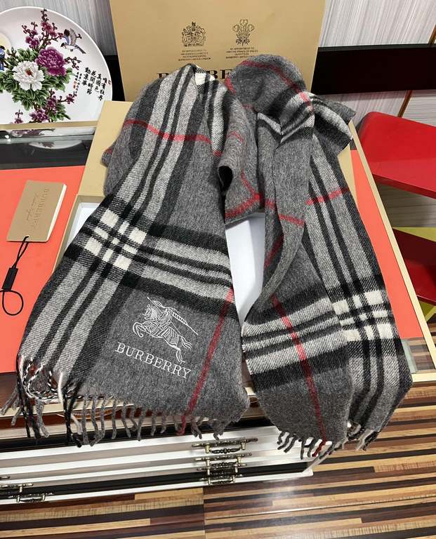 Price  Barberry 2023. the latest models   [classic plaid war horse] unisex couple   models, never out of fashion, on the body effect is very great   texture mellow Scottish style   using pure cashmere fabrics craftsmansh