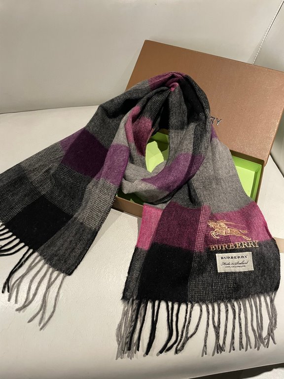 Burberry high quality imported mixed velvet scarf shocked on the shelves of overseas counters the latest men and women couple cashmere scarf domestic counters are not on the shelves from the style to the fabric are very 