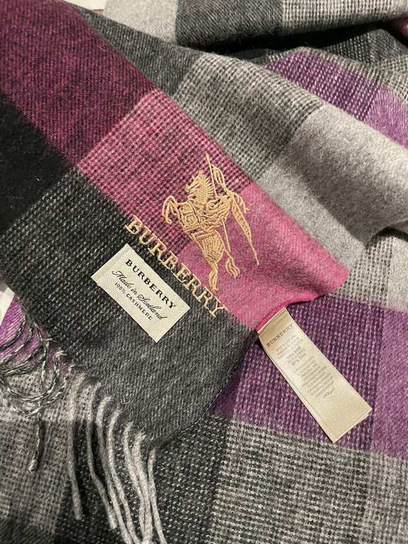 Burberry high quality imported mixed velvet scarf shocked on the shelves of overseas counters the latest men and women couple cashmere scarf domestic counters are not on the shelves from the style to the fabric are very 