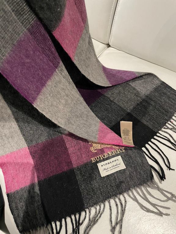 Burberry high quality imported mixed velvet scarf shocked on the shelves of overseas counters the latest men and women couple cashmere scarf domestic counters are not on the shelves from the style to the fabric are very 