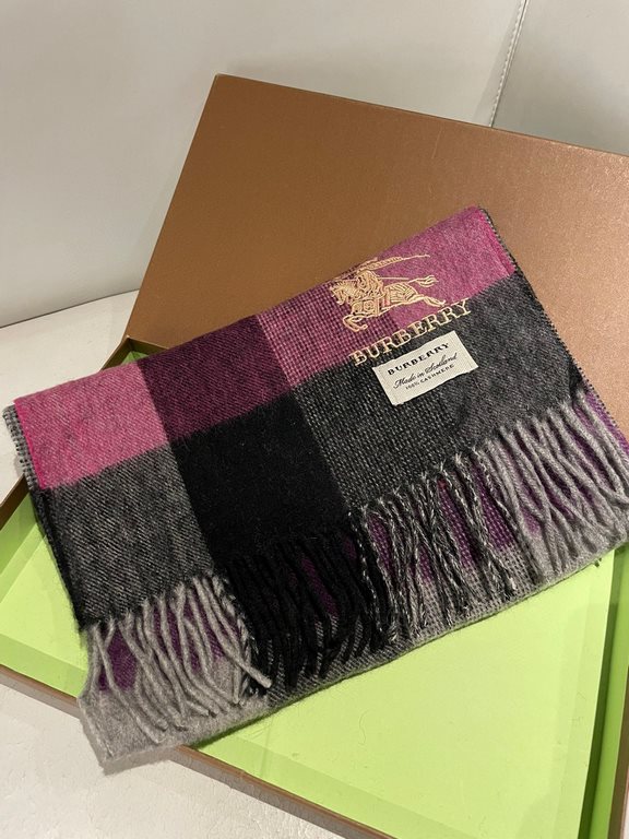 Burberry high quality imported mixed velvet scarf shocked on the shelves of overseas counters the latest men and women couple cashmere scarf domestic counters are not on the shelves from the style to the fabric are very 