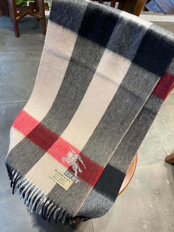 Burberry overseas counter the latest men's women's couple   cashmere scarf ~ surprise on the shelves   domestic counters are not on the shelves, from the style to the fabric are awesome  , the classic striped pattern, ra