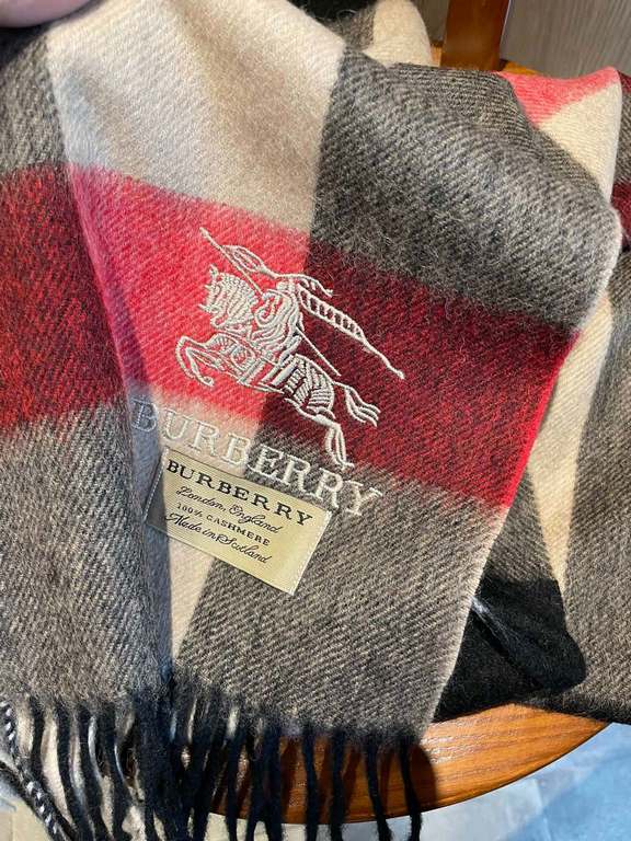 Burberry overseas counter the latest men's women's couple   cashmere scarf ~ surprise on the shelves   domestic counters are not on the shelves, from the style to the fabric are awesome  , the classic striped pattern, ra