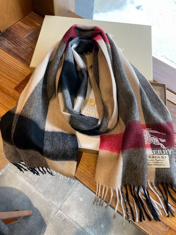 Burberry overseas counter the latest men's women's couple   cashmere scarf ~ surprise on the shelves   domestic counters are not on the shelves, from the style to the fabric are awesome  , the classic striped pattern, ra