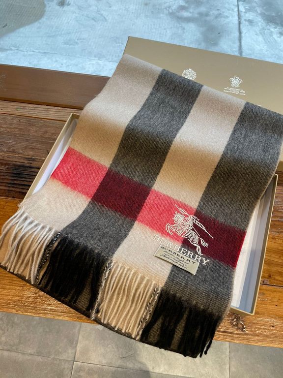 Burberry overseas counter the latest men's women's couple   cashmere scarf ~ surprise on the shelves   domestic counters are not on the shelves, from the style to the fabric are awesome  , the classic striped pattern, ra