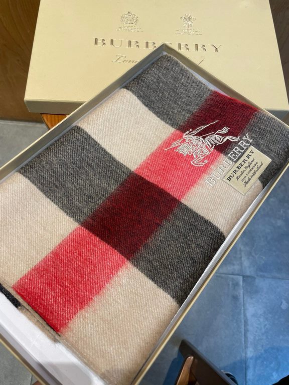 Burberry overseas counter the latest men's women's couple   cashmere scarf ~ surprise on the shelves   domestic counters are not on the shelves, from the style to the fabric are awesome  , the classic striped pattern, ra