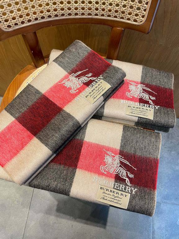 Burberry overseas counter the latest men's women's couple   cashmere scarf ~ surprise on the shelves   domestic counters are not on the shelves, from the style to the fabric are awesome  , the classic striped pattern, ra