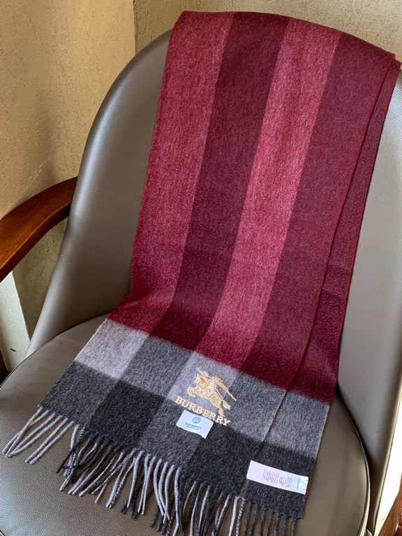 Burberry latest men's two-color pure cashmere scarf   our men's scarf and buy and cherish ~~~ men's models are really few and far between, only a few models a year, are export orders so it is more difficult to meet. Men'