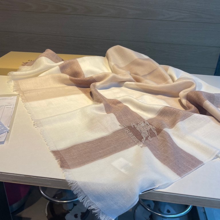 Highly recommended!!! Premium cozy chic vibe, take it if you believe me! This soft scarf from Burberry that touches the heart, inimitable color and temperament!!!! Scarf light and shadow will also have a very beautiful s