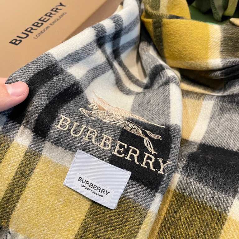 Burberry arrived the attention of the war horse embroidery standard new color all the latest official website color, the highest quality of young designers launched the latest concept, with the tonal yarn dyeing and then