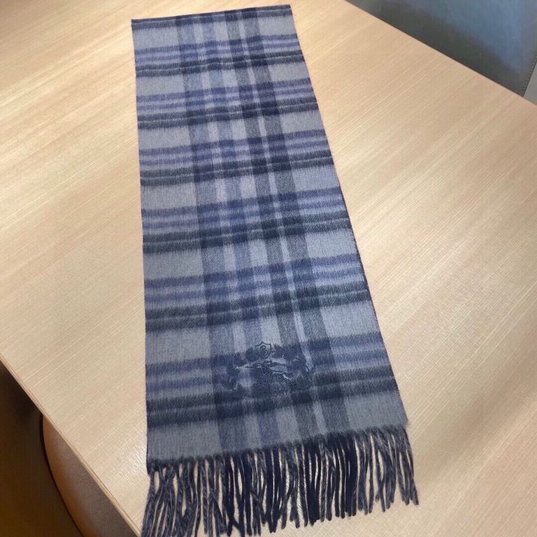 Burberry collection models double-sided scarf   this is called the real family benefits  B home this cashmere shawl fabric is very satisfied ~ feel really good to no   chilly winter stick neck around really comfortable s