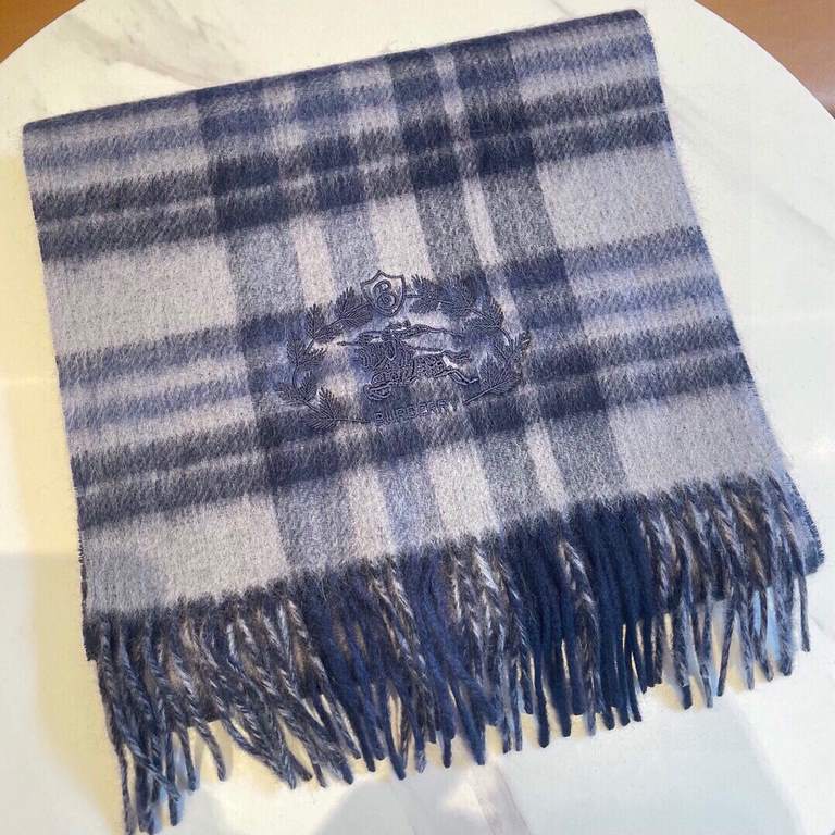 Burberry collection models double-sided scarf   this is called the real family benefits  B home this cashmere shawl fabric is very satisfied ~ feel really good to no   chilly winter stick neck around really comfortable s