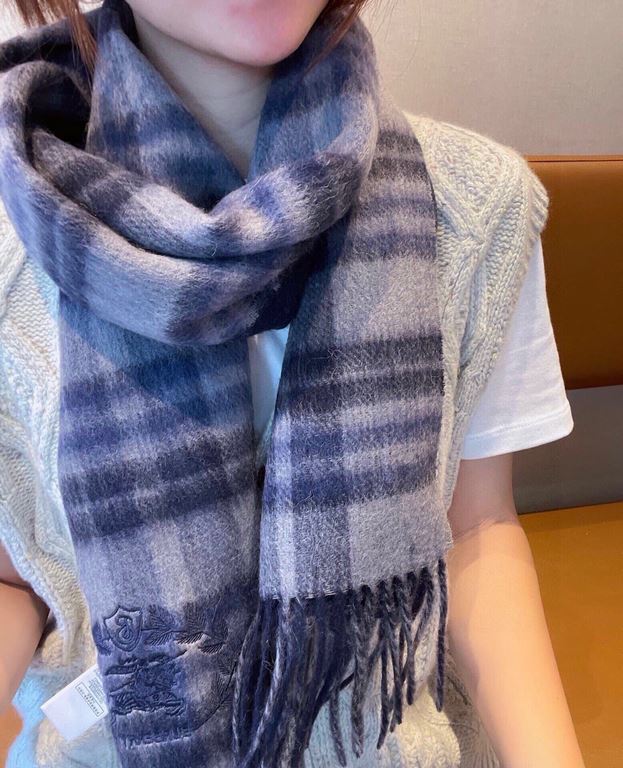 Burberry collection models double-sided scarf   this is called the real family benefits  B home this cashmere shawl fabric is very satisfied ~ feel really good to no   chilly winter stick neck around really comfortable s