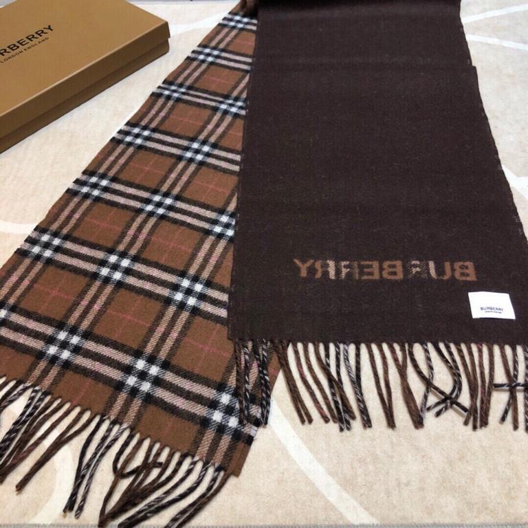 Burberry Burberry - Reversible Dual Purpose Checked Cashmere Scarf  2023 The newest model of the pop-up, cozy scarf, made of soft cashmere fabric, produced in a traditional Scottish workshop with a long history of 200 ye