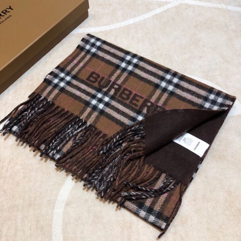 Burberry Burberry - Reversible Dual Purpose Checked Cashmere Scarf  2023 The newest model of the pop-up, cozy scarf, made of soft cashmere fabric, produced in a traditional Scottish workshop with a long history of 200 ye