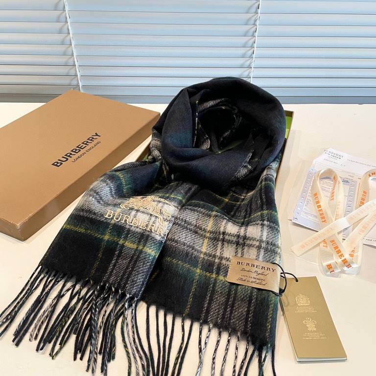 Men's and women's models are beautiful! Burberry Burberry British counter pure tail single! 2022 fall and winter order square cashmere temperament beauty essential models! In fact, the scarf has long ceased to be just a 