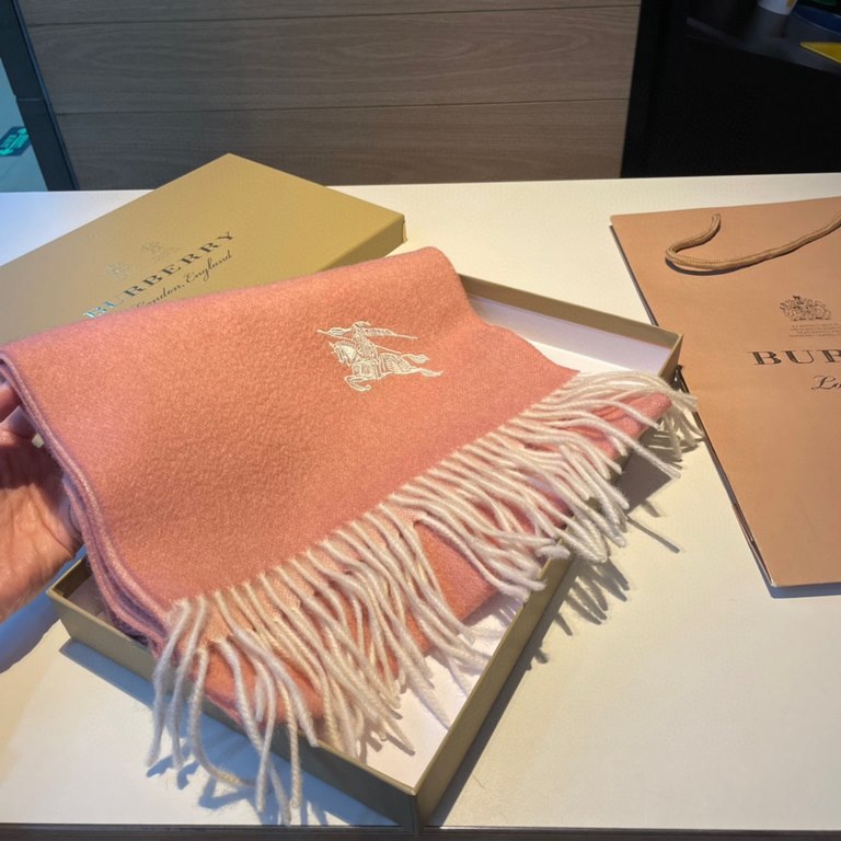 Burberry Couple's Double Sided Cashmere Scarf! Made of fine cashmere from the Mongolian plateau! The feel of the hand is full of fine fluff! The price is 100% affordable! The exquisite embroidery craft! Gift to keep thei