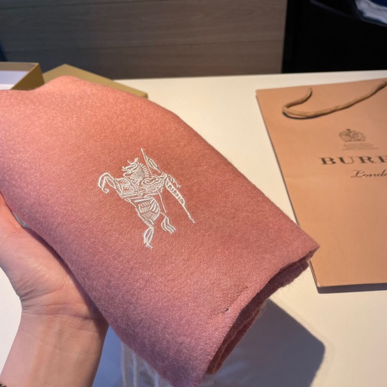 Burberry Couple's Double Sided Cashmere Scarf! Made of fine cashmere from the Mongolian plateau! The feel of the hand is full of fine fluff! The price is 100% affordable! The exquisite embroidery craft! Gift to keep thei