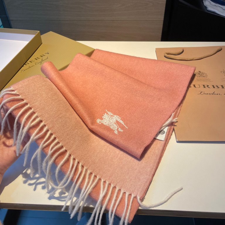 Burberry Couple's Double Sided Cashmere Scarf! Made of fine cashmere from the Mongolian plateau! The feel of the hand is full of fine fluff! The price is 100% affordable! The exquisite embroidery craft! Gift to keep thei