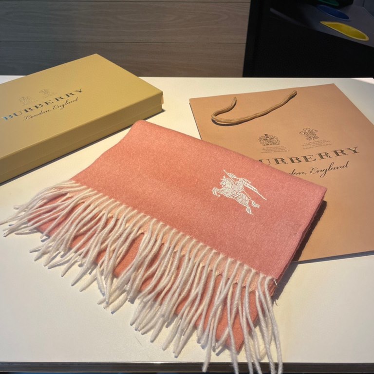 Burberry Couple's Double Sided Cashmere Scarf! Made of fine cashmere from the Mongolian plateau! The feel of the hand is full of fine fluff! The price is 100% affordable! The exquisite embroidery craft! Gift to keep thei