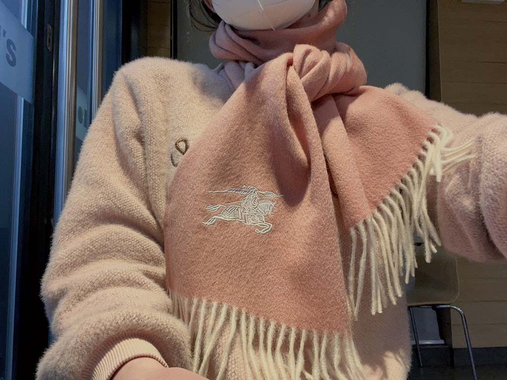 Burberry Couple's Double Sided Cashmere Scarf! Made of fine cashmere from the Mongolian plateau! The feel of the hand is full of fine fluff! The price is 100% affordable! The exquisite embroidery craft! Gift to keep thei