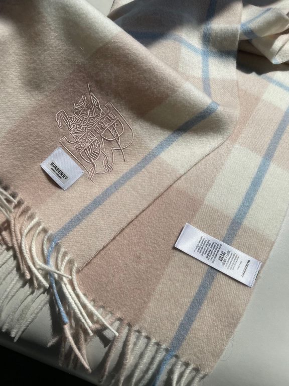 The Burberry Bur cashmere plaid looks crazy good, so stylish and glamorous!!!! Very svelte and stylish fallwinter piece! Really like it, very Classical men's design. Men's stuff less and more! ! 100% cashmere, the feel i