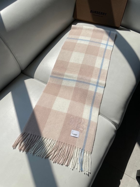 The Burberry Bur cashmere plaid looks crazy good, so stylish and glamorous!!!! Very svelte and stylish fallwinter piece! Really like it, very Classical men's design. Men's stuff less and more! ! 100% cashmere, the feel i