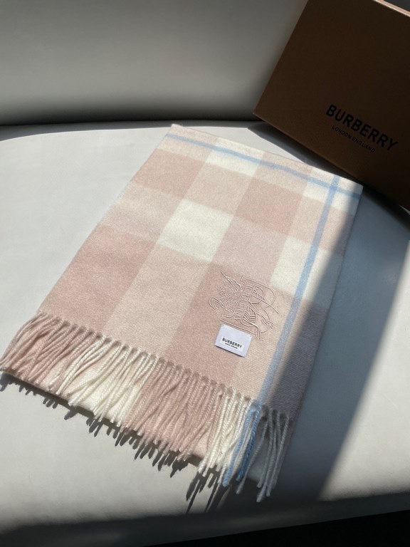 The Burberry Bur cashmere plaid looks crazy good, so stylish and glamorous!!!! Very svelte and stylish fallwinter piece! Really like it, very Classical men's design. Men's stuff less and more! ! 100% cashmere, the feel i