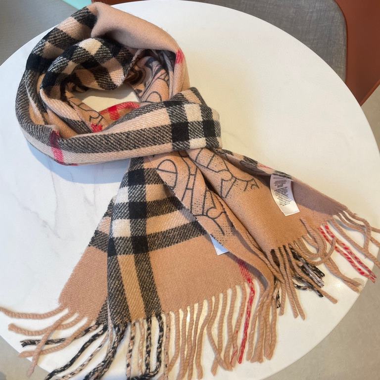 Burberry double-sided badge plaid cashmere scarf   one side of the classic cashmere plaid, one side of the letter badge, completely equal to the 2 scarves   counter hot new, very thick and warm   weaving is too complex, 