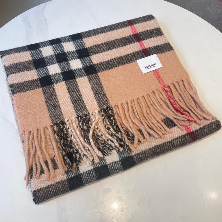 Burberry double-sided badge plaid cashmere scarf   one side of the classic cashmere plaid, one side of the letter badge, completely equal to the 2 scarves   counter hot new, very thick and warm   weaving is too complex, 