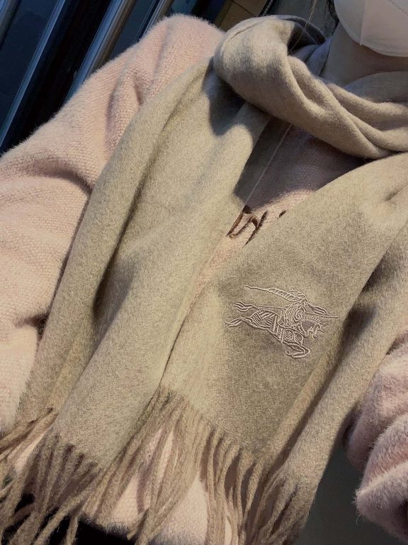 Burberry Couple's Double Sided Cashmere Scarf! Made of fine cashmere from the Mongolian plateau! The feel of the hand is full of fine fluff! The price is 100% affordable! The exquisite embroidery craft! Gift to keep thei