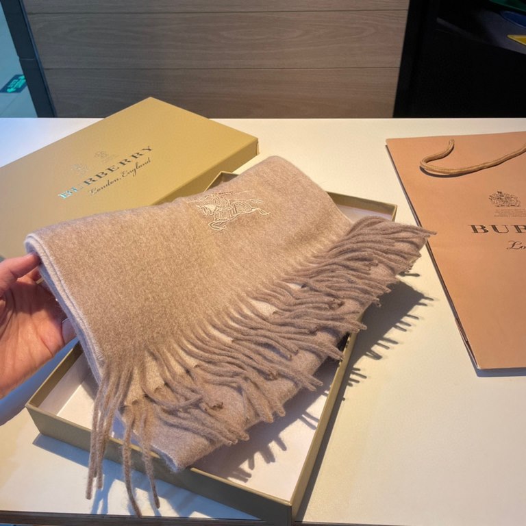 Burberry Couple's Double Sided Cashmere Scarf! Made of fine cashmere from the Mongolian plateau! The feel of the hand is full of fine fluff! The price is 100% affordable! The exquisite embroidery craft! Gift to keep thei