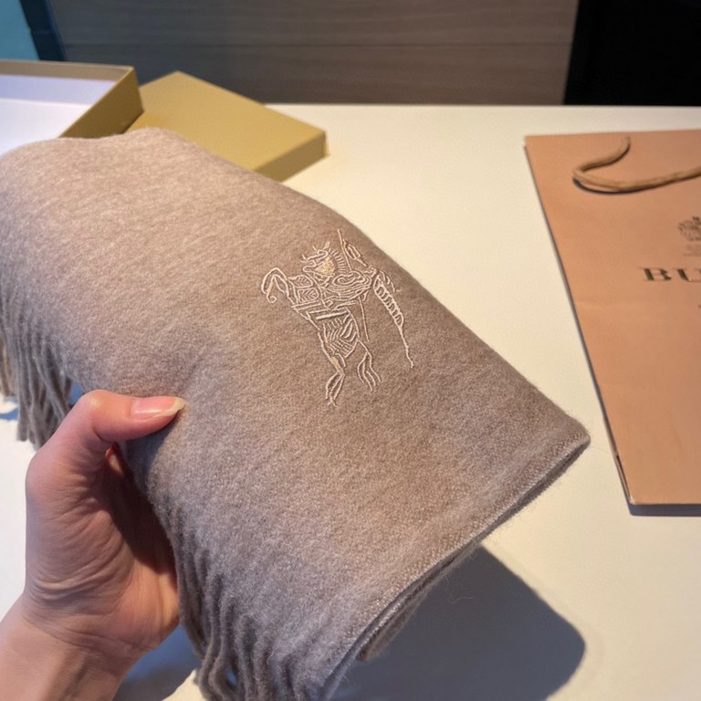 Burberry Couple's Double Sided Cashmere Scarf! Made of fine cashmere from the Mongolian plateau! The feel of the hand is full of fine fluff! The price is 100% affordable! The exquisite embroidery craft! Gift to keep thei