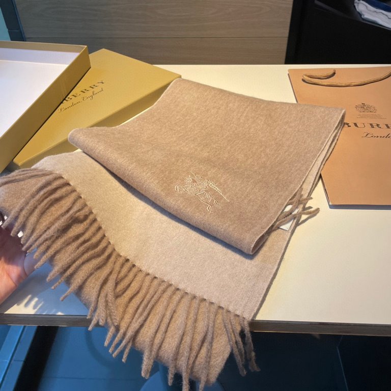 Burberry Couple's Double Sided Cashmere Scarf! Made of fine cashmere from the Mongolian plateau! The feel of the hand is full of fine fluff! The price is 100% affordable! The exquisite embroidery craft! Gift to keep thei