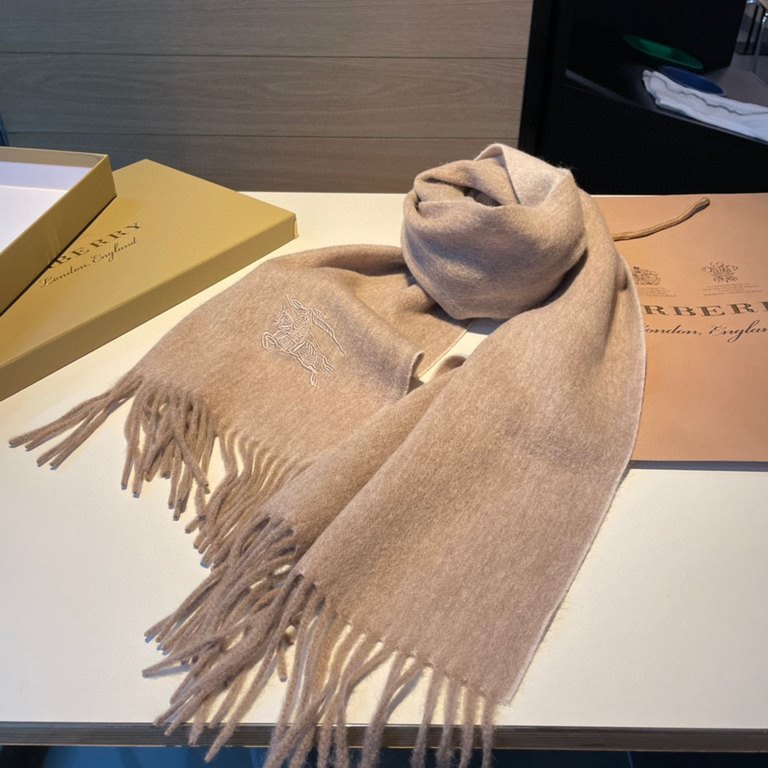 Burberry Couple's Double Sided Cashmere Scarf! Made of fine cashmere from the Mongolian plateau! The feel of the hand is full of fine fluff! The price is 100% affordable! The exquisite embroidery craft! Gift to keep thei