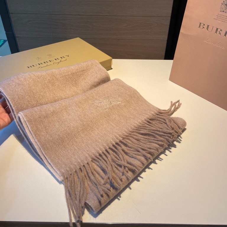 Burberry Couple's Double Sided Cashmere Scarf! Made of fine cashmere from the Mongolian plateau! The feel of the hand is full of fine fluff! The price is 100% affordable! The exquisite embroidery craft! Gift to keep thei