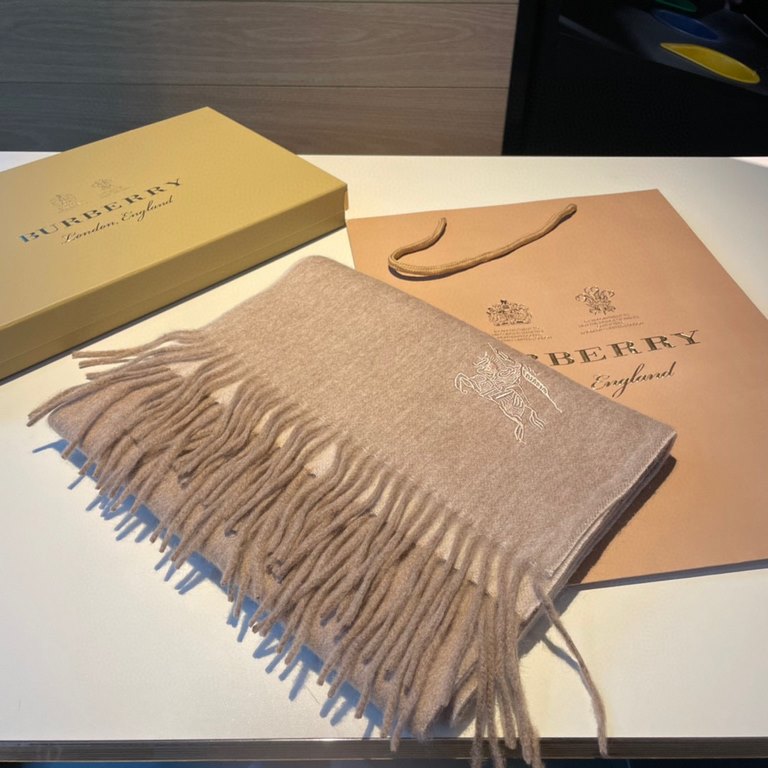 Burberry Couple's Double Sided Cashmere Scarf! Made of fine cashmere from the Mongolian plateau! The feel of the hand is full of fine fluff! The price is 100% affordable! The exquisite embroidery craft! Gift to keep thei