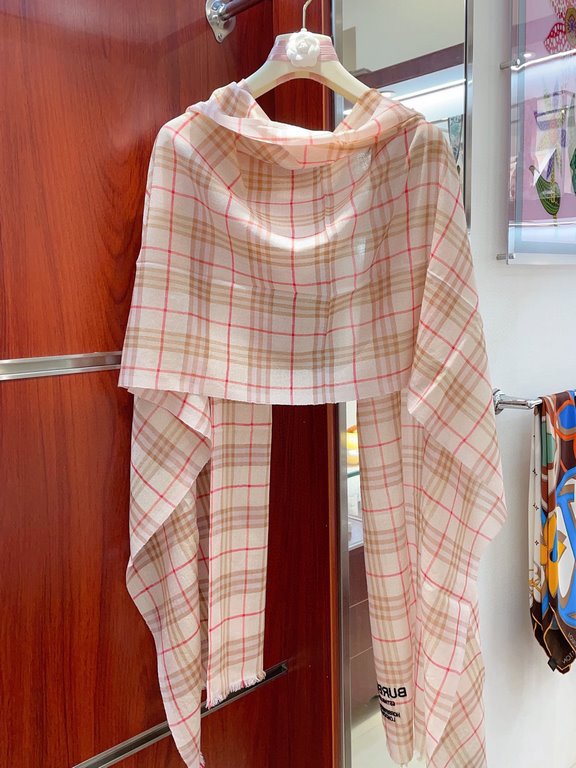 Invincible flash, full sense of detail  Burberry classic Bagge still leads the fashion trend. You've seen a lot of plaid scarves! But this one is absolutely soulful. I have been mesmerized by the fabric texture and radia