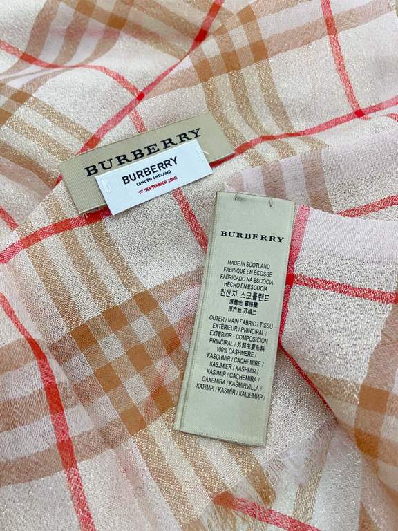 Invincible flash, full sense of detail  Burberry classic Bagge still leads the fashion trend. You've seen a lot of plaid scarves! But this one is absolutely soulful. I have been mesmerized by the fabric texture and radia