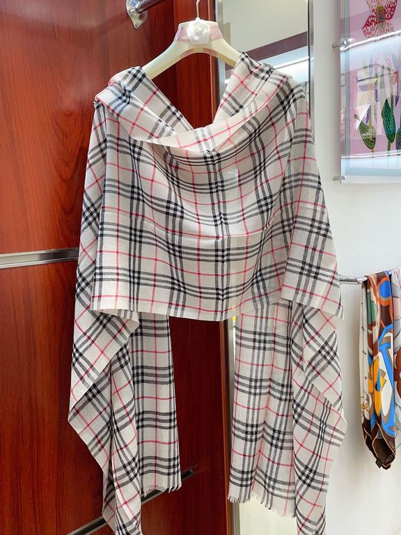 Invincible flash, full sense of detail  Burberry classic Bagge still leads the fashion trend. You've seen a lot of plaid scarves! But this one is absolutely soulful. I have been mesmerized by the fabric texture and radia