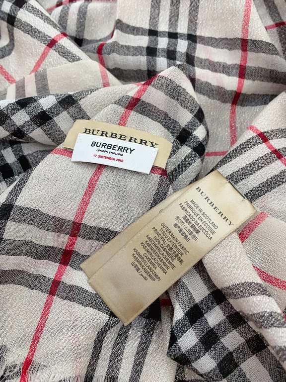 Invincible flash, full sense of detail  Burberry classic Bagge still leads the fashion trend. You've seen a lot of plaid scarves! But this one is absolutely soulful. I have been mesmerized by the fabric texture and radia