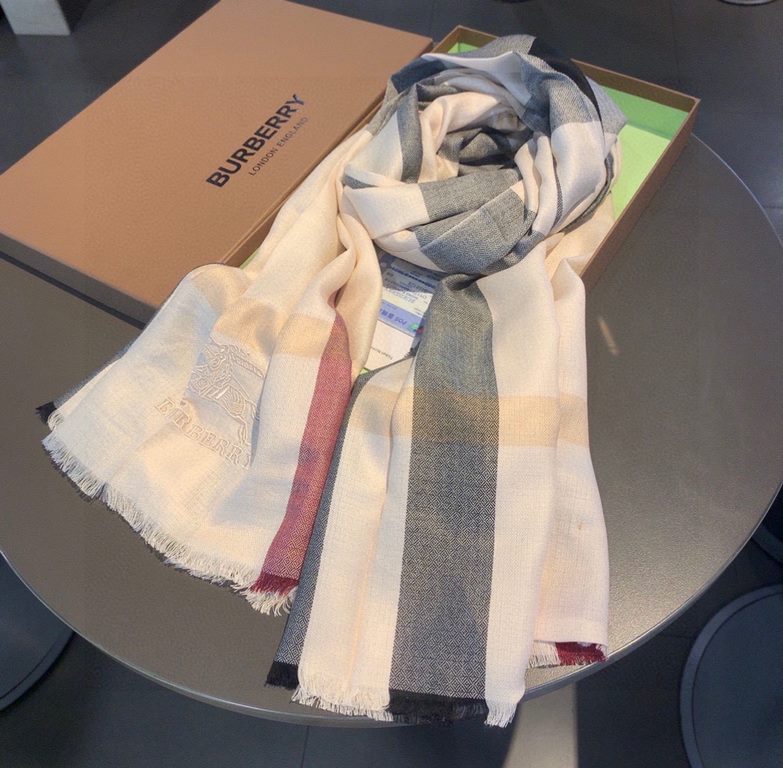 Burberry   Forever chic  Burberry Classic Grid Thin Diamond Pattern Velvet Scarf ~ rare classic grid, such a plaid really look good every year, and this year it is a representative of the retro chic style   The fabric of