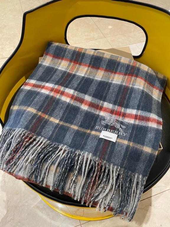 . Burberry original single counter small shawl, the domestic counter has not been put on sale    100% top cashmere material   very warm   soft skin-friendly, do not tie the neck   classic Burberry plaid reversible design